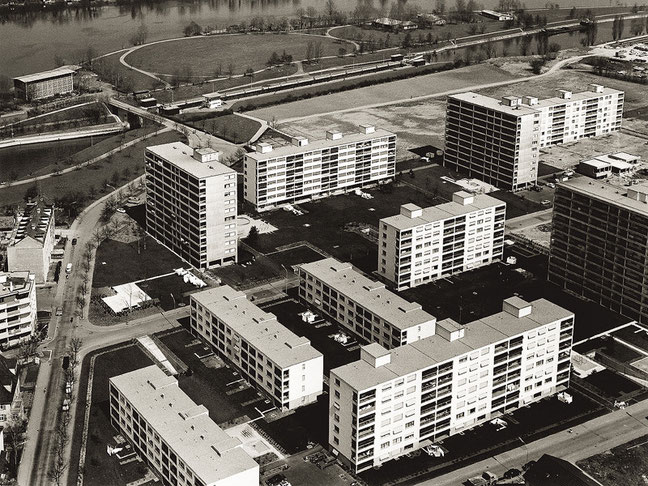 Die Siedlung Sternenfeld nach Fertigstellung der ersten Bauetappe (um 1969). Oben links das Hochhaus, in dem sich heute der Hauptsitz der EBG befindet.