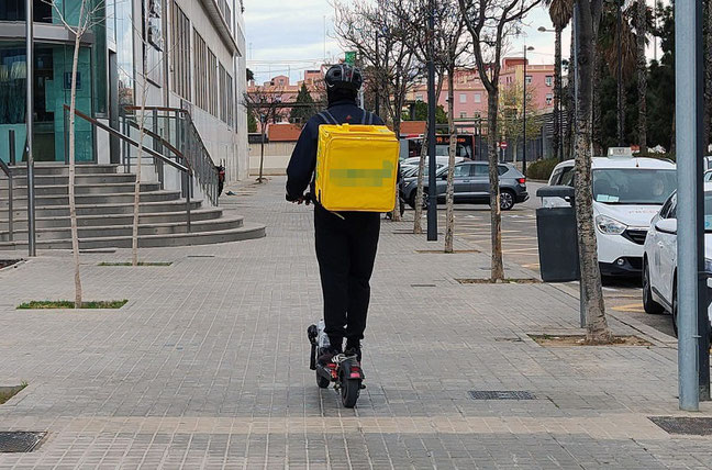 Estos repartidores que trabajan contra reloj y cobran según las entregas. Se saltan todas las leyes habidas y por haber, sobre todo los semáforos y circulan en dirección prohibida para ganar tiempo.