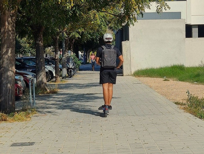 Una foto es una imagen estática sin movimiento y sí se moviera, veréis a la velocidad que va muy por encima de lo que indica la ley. Como no hay carril bici tiene que ir por la calzada.