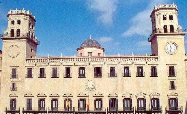 Ayuntamiento de Alicante también es responsable de promover la cultura, el deporte y el turismo en la ciudad, y de proporcionar servicios y recursos a los ciudadanos.