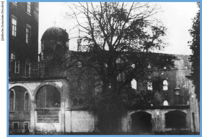 Die Ruine der Dresdner Synagoge am Morgen des 10. November 1938. Die Davidsterne auf den Türmen werden wenig später durch die Feuerwehr abgenommen.