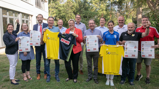 Vertreter der Gemeinde, der fünf Vereine und Stefan Engels vom 1. FC Köln auf der Pressekonferenz am 8. August im Rathaus der Gemeinde Swisttal (Foto: Volker Jost)