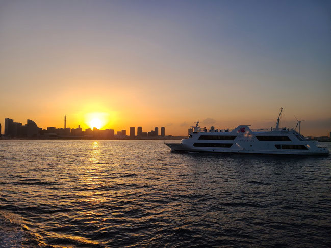 ▲横浜赤レンガ前から夕刻に出航。MM21地区の夕陽が美しい