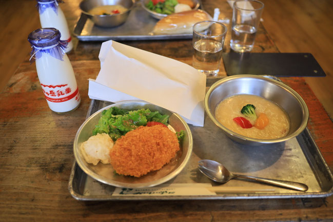 瓶牛乳と揚げパンが運ぶ懐かしさという価値