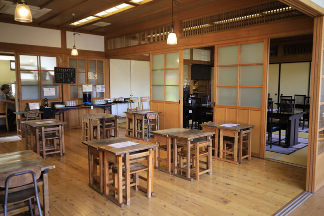 教室風に再現されたレストラン。椅子は小学校時代のもの