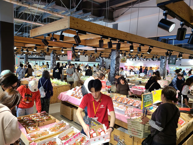 地元中心の品揃えの食品販売