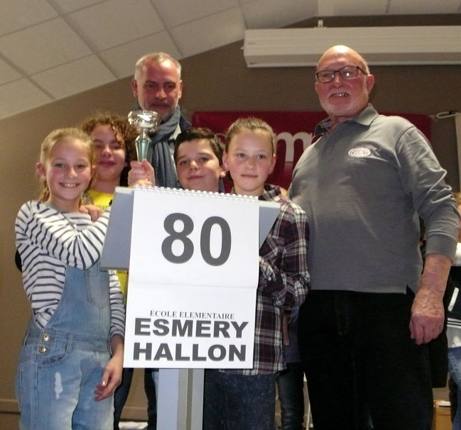 L'équipe de l'école d'Esmery Hallon championne 2016 accompagnée des Maires d'Esmery Hallon et Etelfay