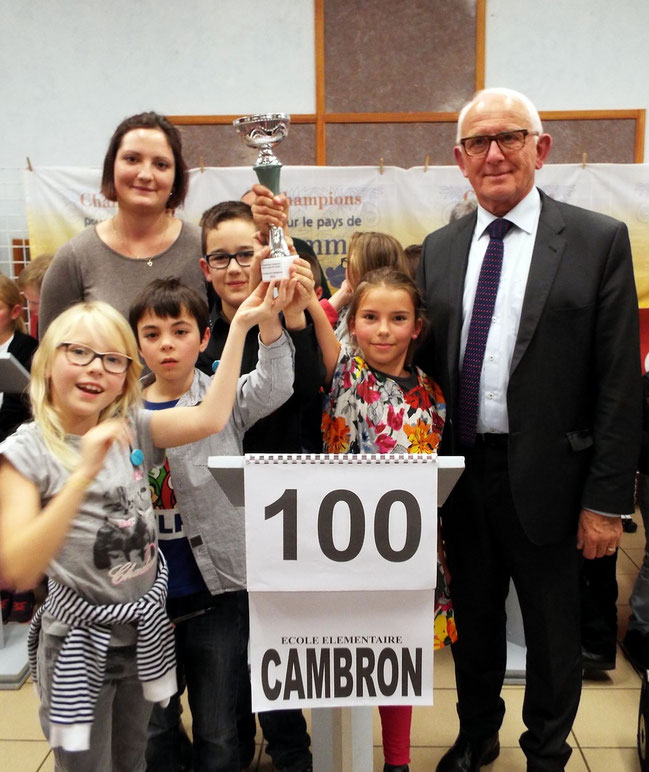 L'équipe de l'école de Cambron championne 2016 accompagnée du professeur des écoles et du Député de la Somme, Président de la Communauté de communes de Nouvion