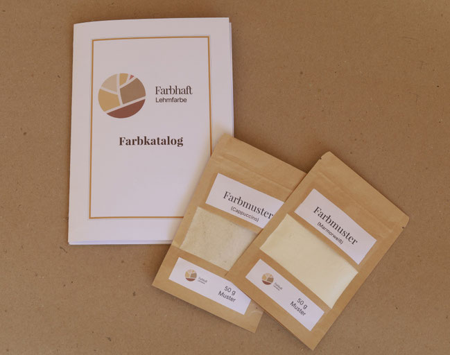 Farbkatalog von Farbhaft mit zwei Musterbeuteln in hellen Lehmfarbtönen auf neutralem Untergrund.