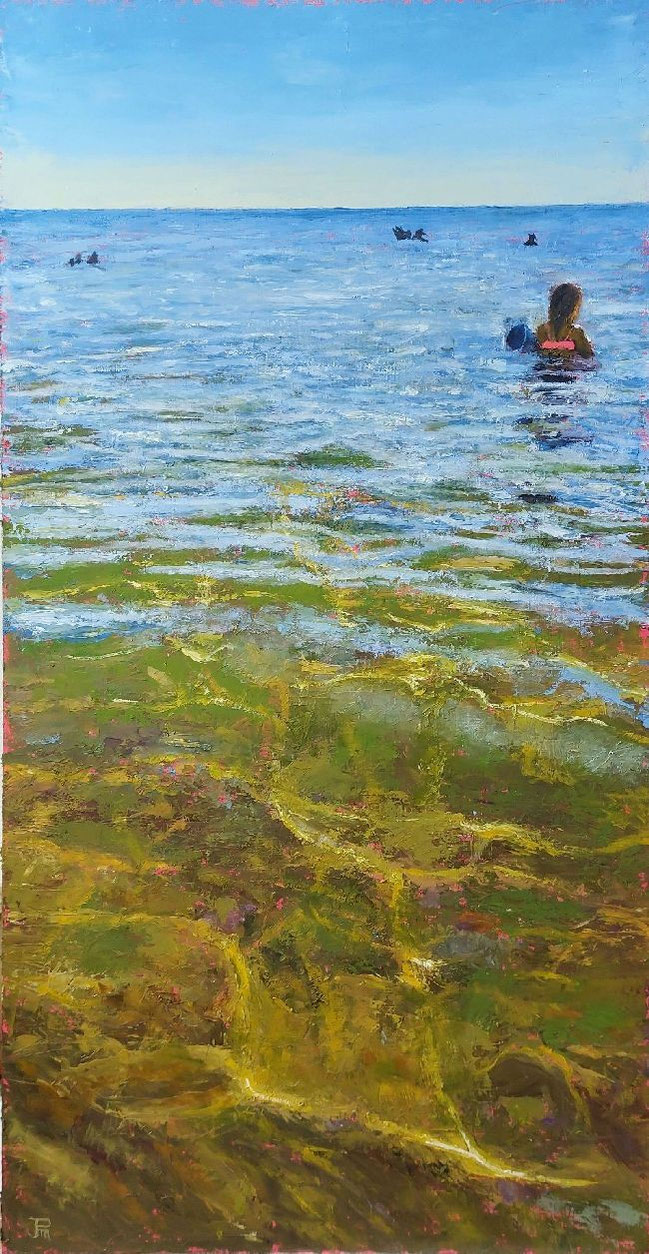 Reflejos del sol bajo el agua con bañistas al fondo y tonos verdes y azules en primer plano.