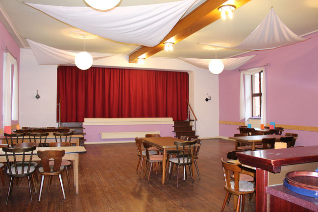 Der Festsaal mit Bühne