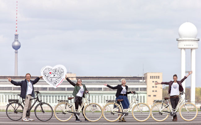 Gemeinsam mit Moderator Wolfgang Lippert bauten Yvonne, Elsa und Natalie von Elaiza auf dem Tempelhofer Flugfeld schon einmal den Anfang einer Fahrradschlange © Kai Bublitz