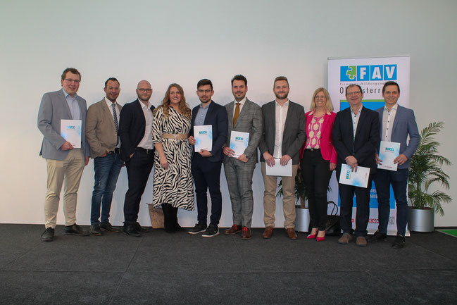 Gruppenfoto mit ausgezeichneten Absolvent:innen