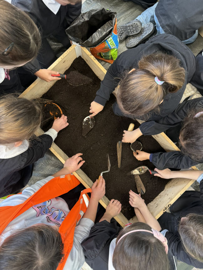 bambini partecipano al laboratorio didattico sul patrimonio culturale con esperienza diretta di uno scavo archeologico simulato