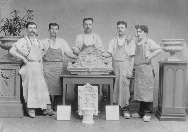 Carl Maaß (Mitte) mit Töpfergesellen um 1900