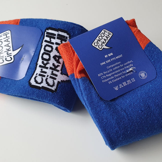 Gepersonaliseerde duurzame sokken van gerecycled katoen in eigen huisstijl, voorzien van een custom topkaartje