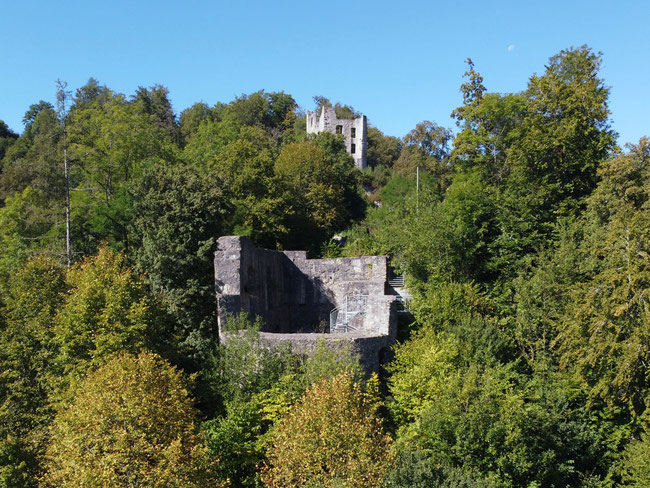 Vorne ehemalige Burgkapelle - hinten Wohnturm