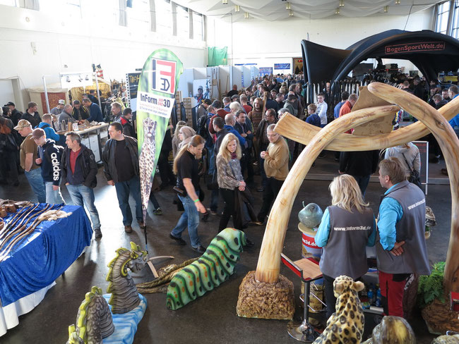 Blick in eine der Messehallen der PaderBow 2016