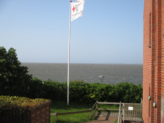 Blick von Wittdün auf das Watt Richtung Föhr ... den Wind und die knatternde Fahne sieht man nicht wirklich