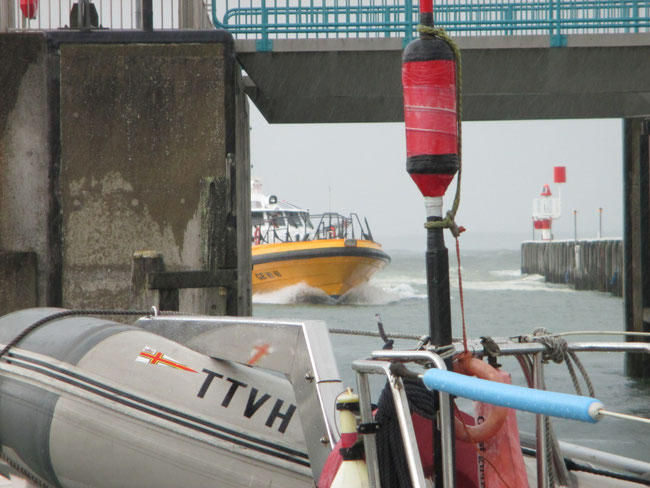Pilot als Speedboot unterwegs