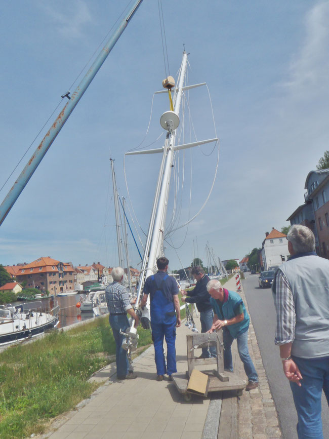 Die letzte Anspannung des Tages: der Mast wird gelifted und sogleich an Deck abgestellt