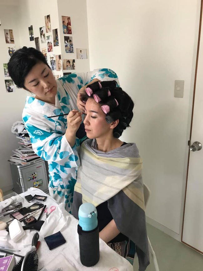 聖子さんにヘアメイクをしてもらっている変身途中の様子です(お写真お借りしました)