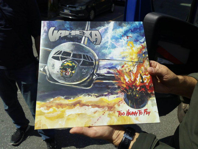 Vanexa, officially presents the new artwork “Too Heavy To Fly”