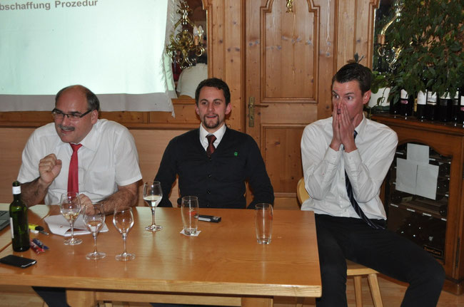 Goalgetter Thomas Aschwanden und Teamleader Roger Stöckli haben allen Grund zum Lachen. Babo-Coach Tobias Briker steht die Angst hingegen ins Gesicht geschrieben.
