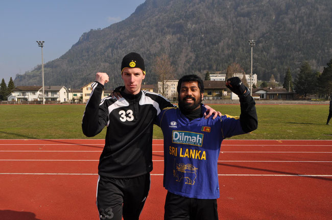 Tobias Briker und Raguraj bejubeln den 5:1-Triumph über Chang United.