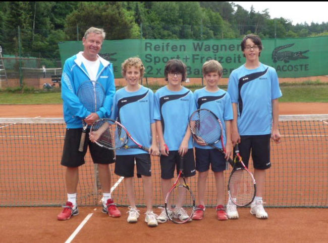 Die Meistermannschaft der U14 Knaben I (Lorenz, Michael, Luis, Nicolas) mit Ihrem Trainer Petr Brezina