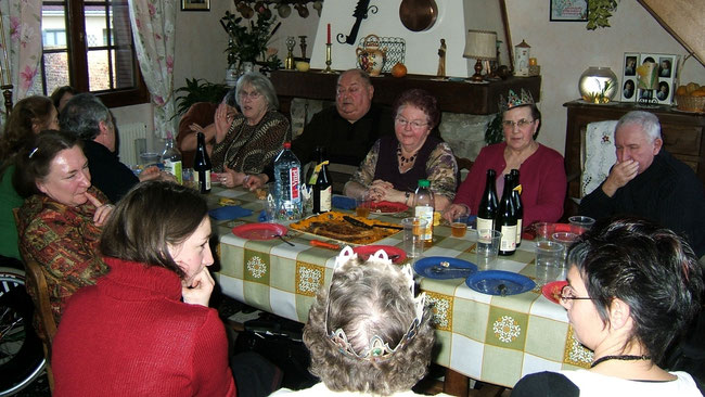 Au centre, Denise avec la couronne lors de la galette des rois en 2007 ; à droite, Jean son époux