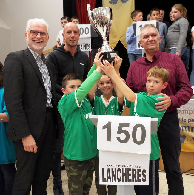 L'équipe de Lanchères entourée de Jean-Jacques Stoter Conseiller départemental du canton d'Ailly sur Somme, Antoine Bouly directeur de l'école et Jean-Yves Blondin maire de Lanchères