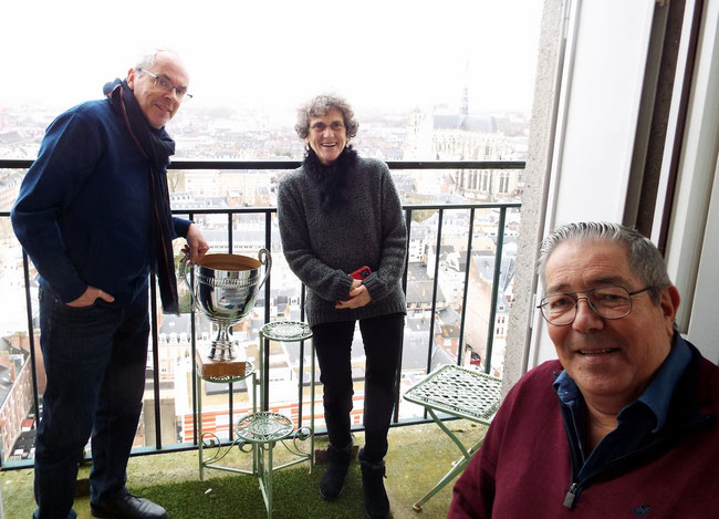 L'équipe de Daours vainqueur 2023 sur le balcon du 19ème étage de la tour Perret