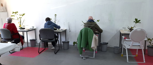 Brele Scholz - Familienaufstellung und Kunsttherapie - Ikebana & Aufstellung - Teilnehmende arbeiten in Stille an ihren Ikebanas.