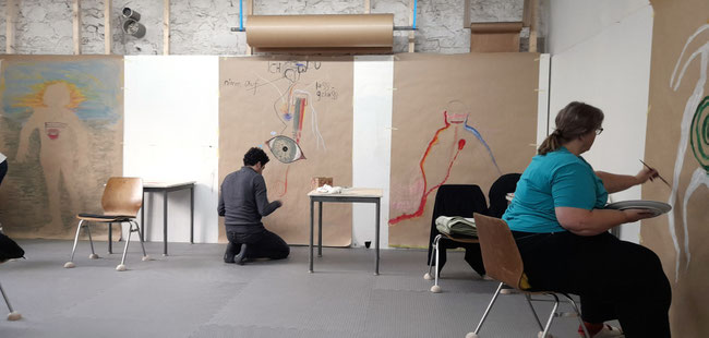 Teilnehmende an der Körperlandkarte & Drei-Teile-Aufstellung arbeiten vertieft an ihren Bildern bei Brele Scholz - Familienaufstellung und Kunsttherapie