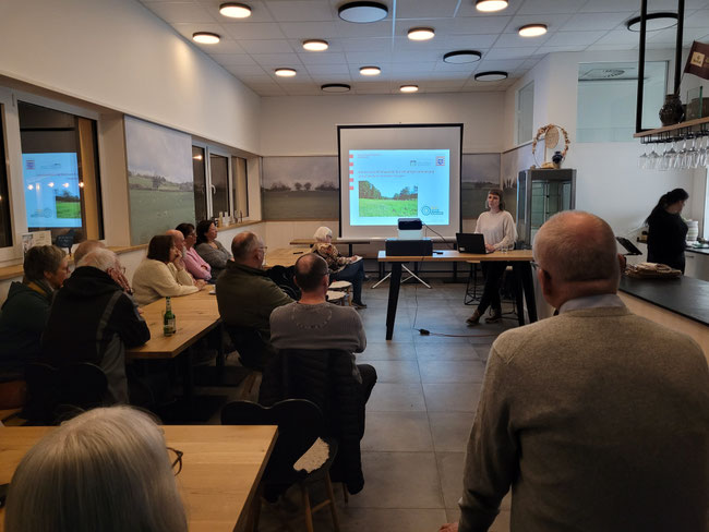 Elisabeth Apel-Isbarn während ihres Vortrags im Café des Kapellenhofs; Foto: VfKuHH