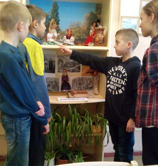 Выставку посещают ученики школы в кабинете истории.