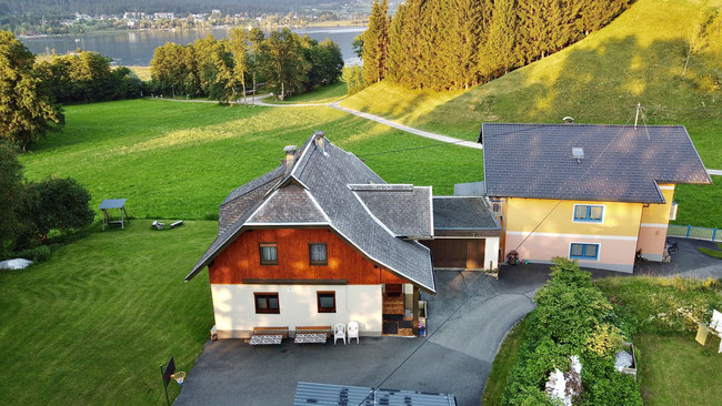 Unser Gästehaus - im Hintergrund der Presseggersee