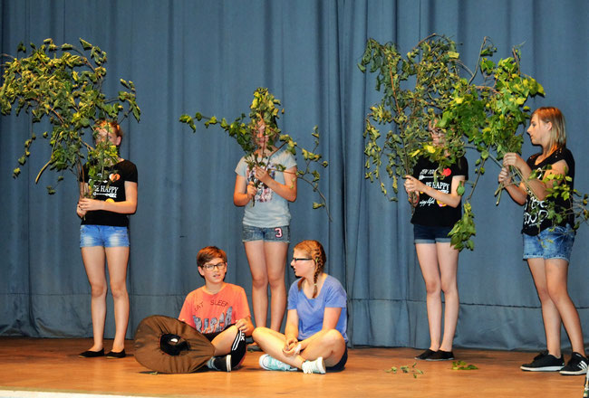 Großen Applaus bekamen die jungen Künstler bei dem Theaterstück "Hänsel und Gretel". (fr)