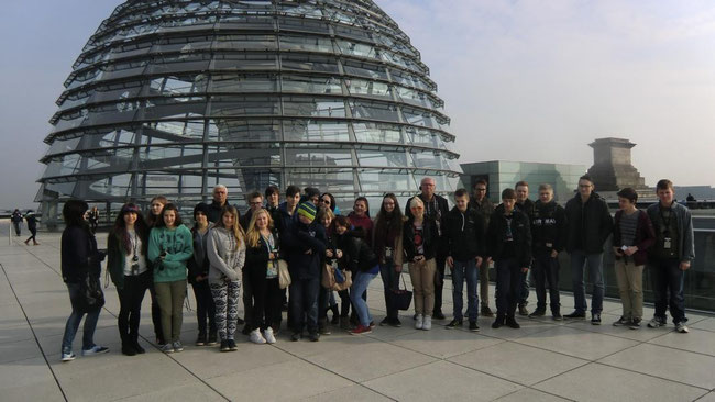 Vor der Glaskuppe des Reichtstags