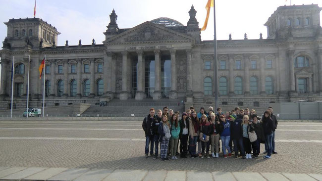 Vor dem Reichstagsgebäude