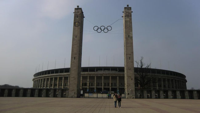 Vor dem Olympiastadion von 1936