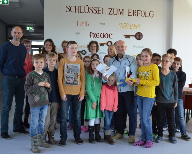 Foto: Spendenübergabe der Buchbacher Schüler in der Aula der Grund- und Mittelschule Buchbach an DKMS-Botschafter Robert Glasl (ram)