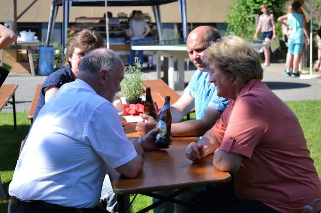 Angeregt diskutierten im Schatten die drei Bürgermeister Thomas Einwang, Maria Neudecker und Rainer Greilmeier. (fr)