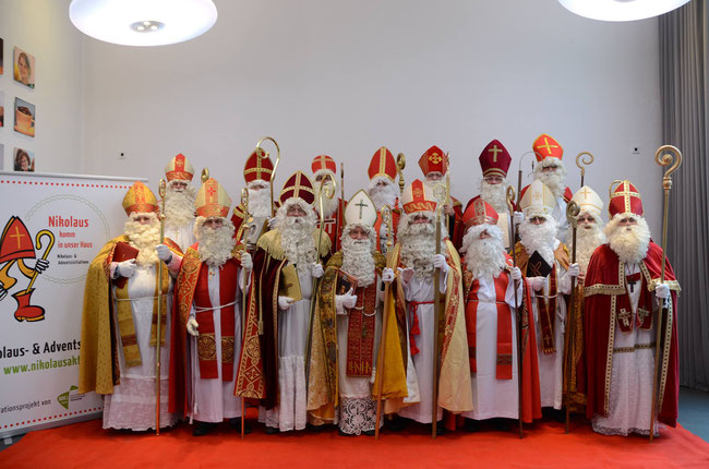 Offizielles Gruppentreffen der professionellen Nikolausen mit dem Berliner Nikolaus (1. Reihe 5 von links)