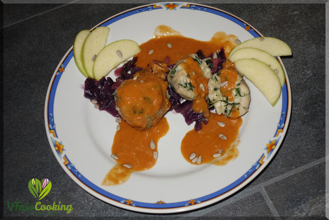 Spinatknödel mit Rotkraut und pikanter Soße