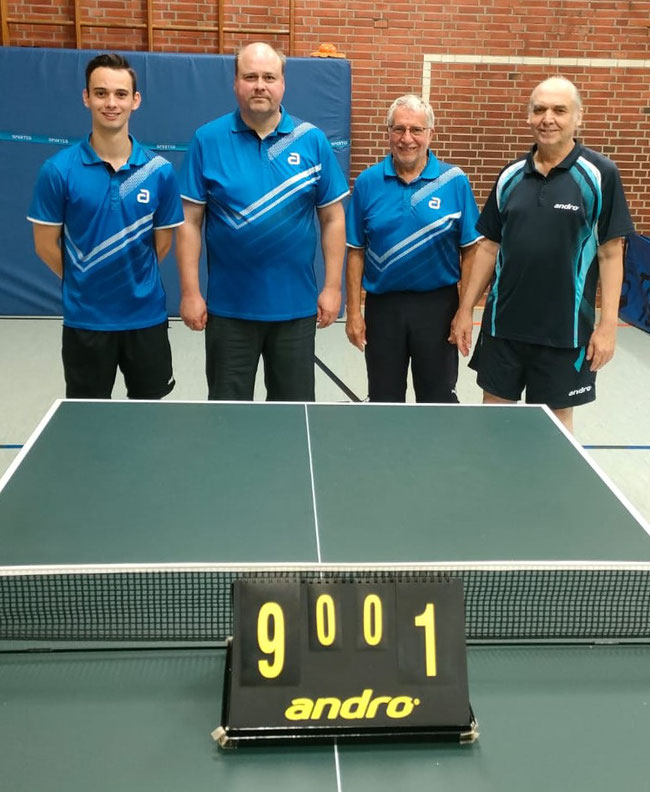 Nach dem Spiel gegen den Werner SC VI (von links): Jonas Völz. Norbert Börste; Mario Neubauer, Gennadi Schiebelhut (Foto: TTC Werne)