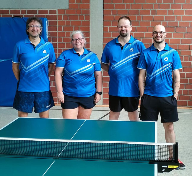 Nach dem Spiel bei DJK Germania Kamen VI (von links): Ralf Kurek, Franziska Kowalski, Marc Urbschat und Marcel Schaub (Foto: TTC Werne)
