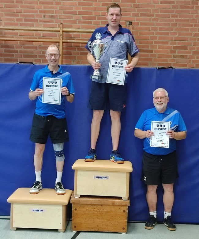 Die Sieger der A-Klasse (von links): Martin Brocke (Platz 2), Michael Jankord (Vereinsmeister) und Axel Brocke (Platz 3); es fehlt: Roland Bußkamp (Platz 3) (Foto: TTC Werne)