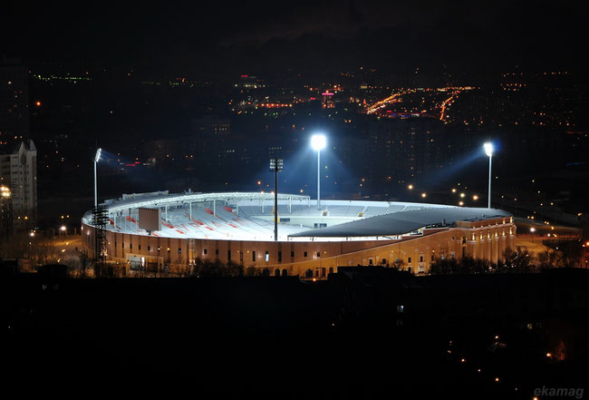 Das Stadion vor dem Umbau und der Tribünenerweiterung.Quelle: https://fotki.yandex.ru/next/users/vzadumin/album/158588/view/441052